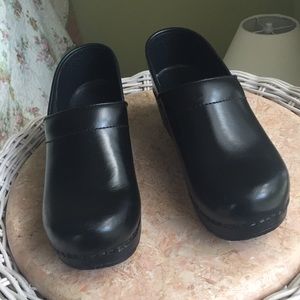 Dansko size 38 matte leather mules